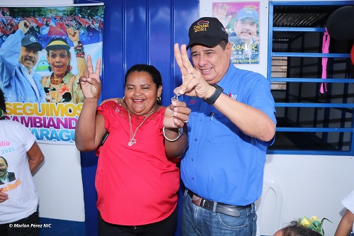 Luz Marina Palacios celebra alegrísima el haber recibido su casa ,La acompaña el alcalde de Siuna