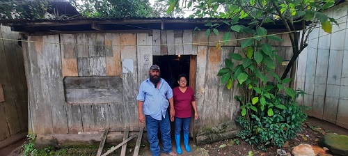 Oscar Danilo Castro y su esposa en su antigua casa