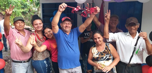 En el barrio Claudia Chamorro en Waslala, don René Ulises Peña y su esposa reciben las llaves de su casa digna