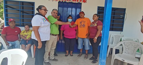  Sisney Villalobos  y Jairo Francisco Zuniga  y  de las comunidades  San Ignacio y El Aredo  en Somotillo comparten la felicidad con el alcalde local al recibir sus casitas