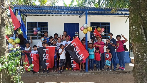 Dos jefas de familia recibieron casas solidarias en el barrio Jorge Dimitrov en Bonanza. Ambas agradecieron al gobierno del presidente Daniel y la Vicepresidenta Rosario