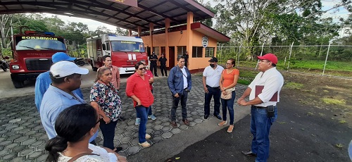 Visita a la estación de bomberos  donde se construirá una calle de concreto que pasará al  frente de la unidad hacia la urbanización Bismarck Martínez.