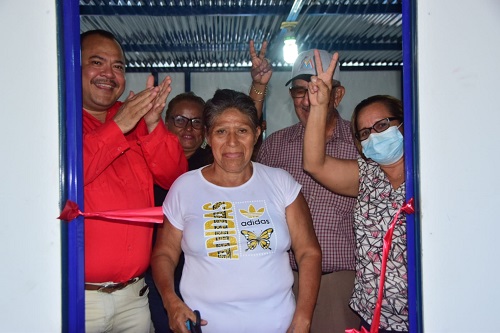 Protagonista de Puerto Sandino en Nagarote a punto de llorar de emoción. Le acompaña el alcalde Juan Gabriel Herández