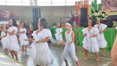 La concurrencia  se deleitó a la vez con los bailes folclóricos nacionales y locales interpretados por los integrantes de la escuela de danza municipal. 