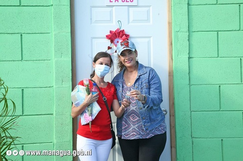 La alcaldesa de Managua, Reyna Rueda con protagonistas de las cien viviendas en la urbanización Flor de Pino Distrito VI