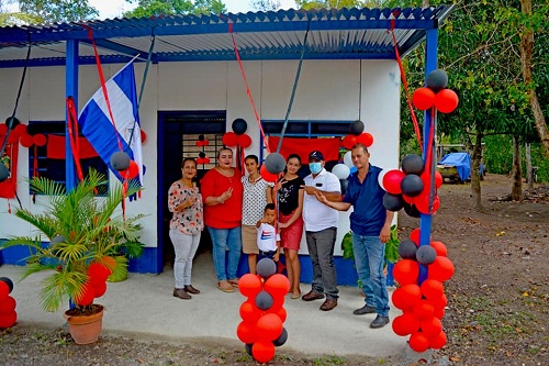 La alcaldesa de Wiwilí, Jinotega Helen Arlines Toruño, la secretaria política  Blanca Nely Cerna, y las familias inauguran cinco viviendas solidarias en la microrregión del Malecón.