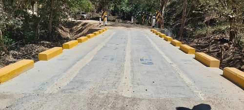 En la comunidad El Limón observó el nuevo puente del mismo nombre en el paso de la quebrada. Tiene gran importancia para la localidad donde se ubica y para las zonas adyacentes. 