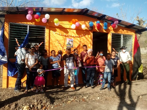 En la comunidad Limixto en Matagalpa dos familias inaugurar sus casas junto al gobierno local, amigos y familiares