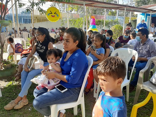 Madres, y educadoras del del CDI de San Carlos celebraron un acto en el que bautizaron ese sitio educativo con el nombre de la compañera Karina Ramírez, héroe de la paz