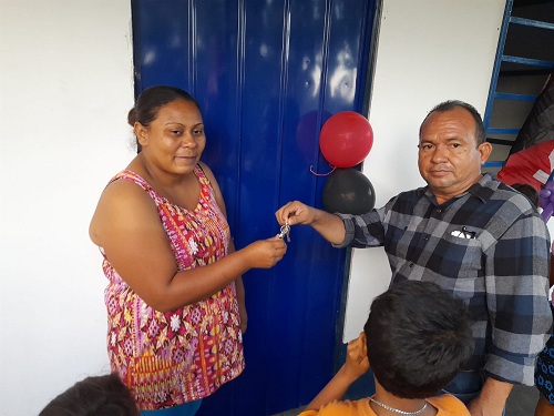 La llave en manos de Ana María Argeñal propietaria de casa solidaria en La Paz Centro 