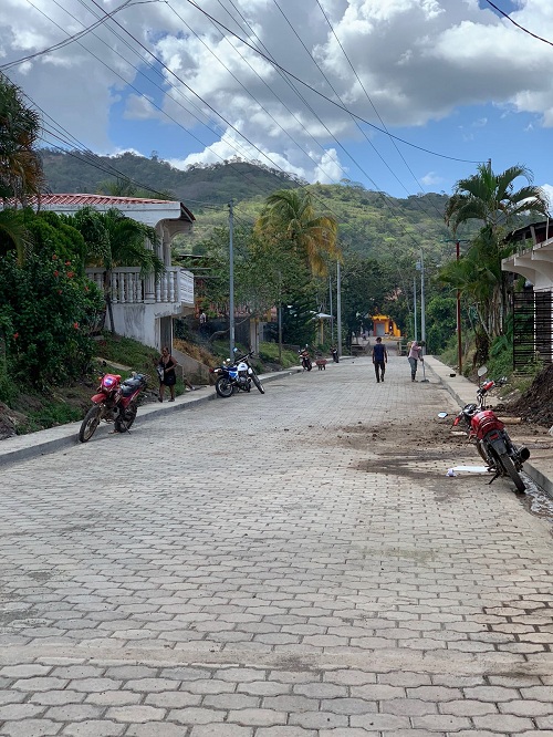 Verificación de avances de calle adoquinada en el barrio Luis Alfonso.