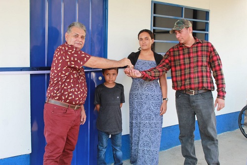 Walter Xavier Quiñonez  y su familia reciben techo digno