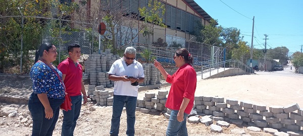 Acompañada de la alcaldesa Dania Martínez, la compañera Guiomar observa obras de adoquinado en los barrios  Augusto César Salinas y Carlos Salgado 