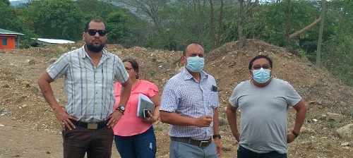 En San Dionisio, el compañero Lacayo revisó el terreno para la estación de bomberos que funcionará en San Dionisio.