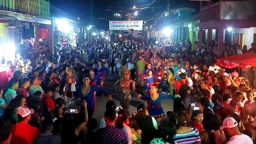 Población se divierte en el carnaval