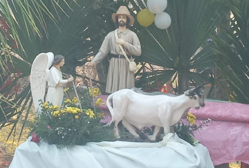 Preciosa imagen de San Isidro Labrador, patrono de Sabanagrande que lo muestra en oración mientras los ángeles surcan la tierra