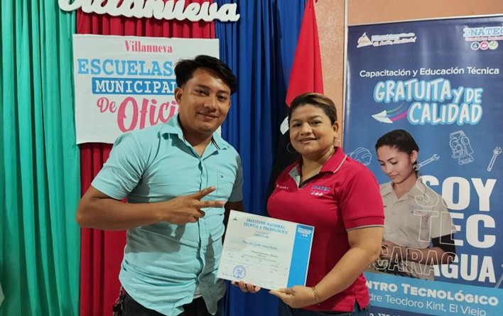 Entrega de certificados en el municipio de Villa Nueva
